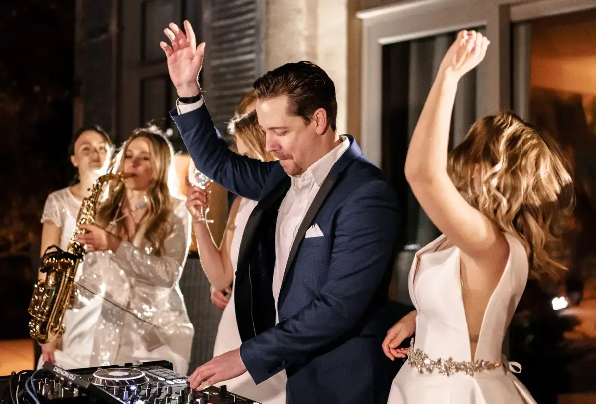 DJ Chris Force am DJ-Controller neben einer Live-Saxofonistin und feiernden Gästen – Event im Rhein-Main-Gebiet