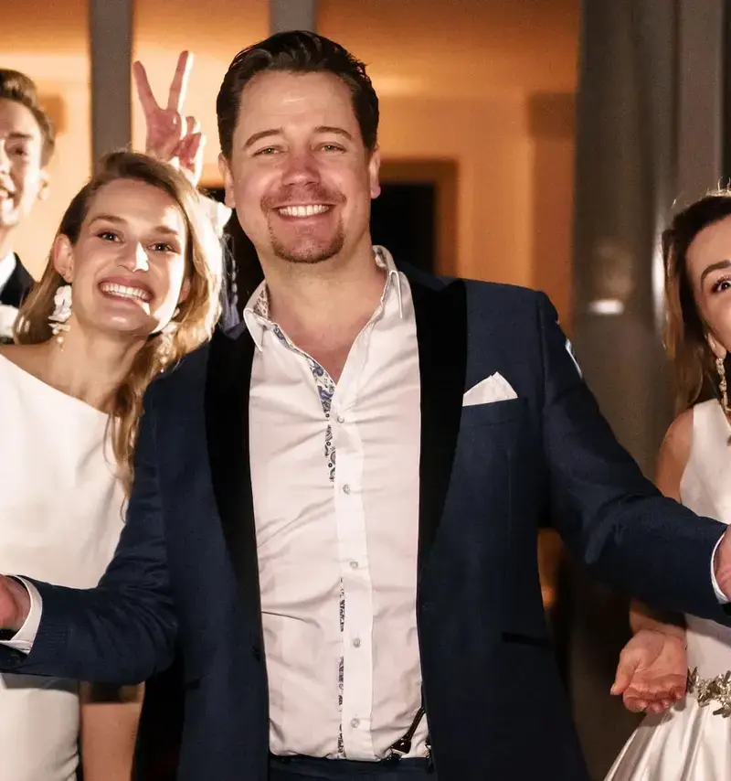 DJ Chris Force mit ausgebreiteten Armen vor feiernden Gästen – Event in Darmstadt