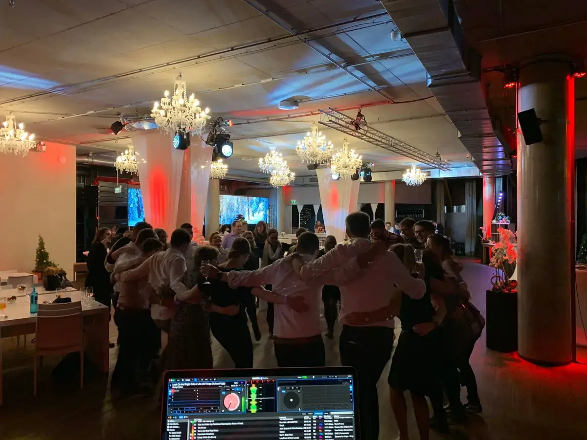 Tanzende Gäste im Festsaal mit Kronleuchtern, DJ-Laptop im Vordergrund – Firmenfeier mit DJ Chris Force in Frankfurt